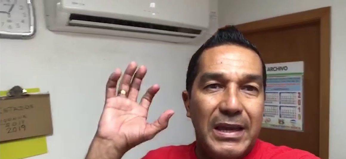 Checo Acosta denuncia que por “sapo” le robaron maletín con canciones inéditas