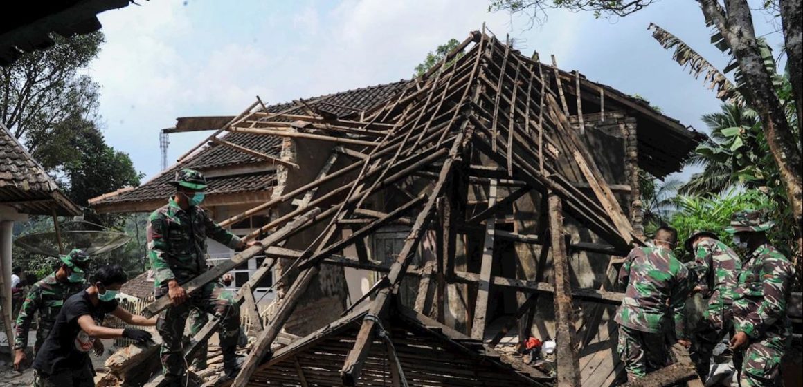 Terremoto en Indonesia dejó 4 muertos y más de 1.000 desplazados