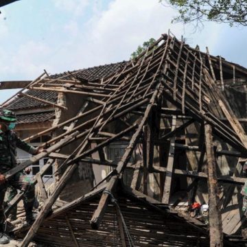 Terremoto en Indonesia dejó 4 muertos y más de 1.000 desplazados