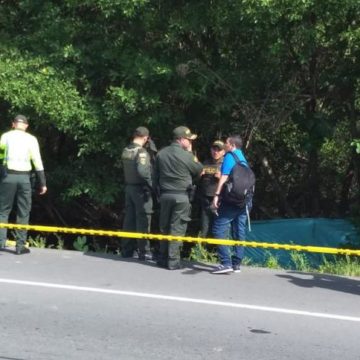 Hallan a dos hombres asesinados a bala y a puñal en la vía entre Las Flores y La Playa