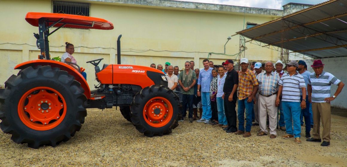 Gobernación invierte en el agro de Manatí: 71 máquinas picapasto para asociaciones