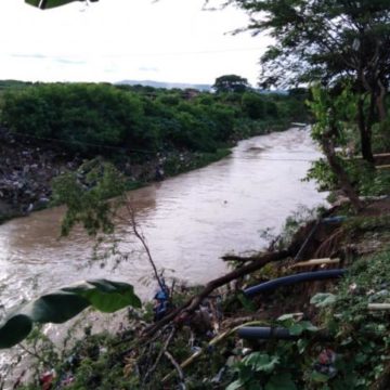 Cuerpos de rescate reactivan búsqueda de niño arrastrado por arroyo León