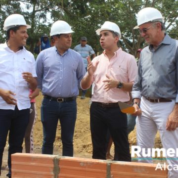 Monsalve y Bello colocan conjuntamente la Primera Piedra de proyecto de vivienda Las Camelias