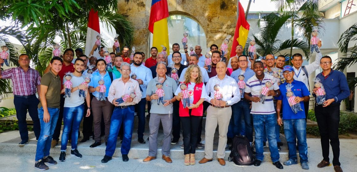 Hombres de la Gobernación dicen: “Yo no hago trato con el maltrato”