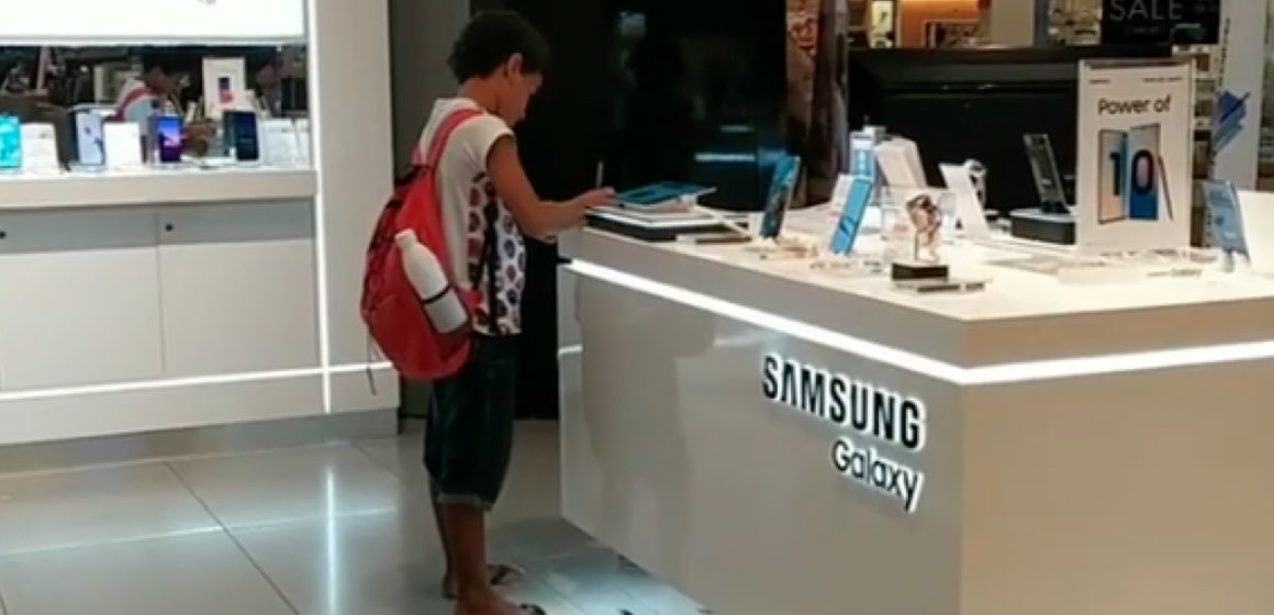 Niño que hacía tarea en tienda de centro comercial se vuelve viral