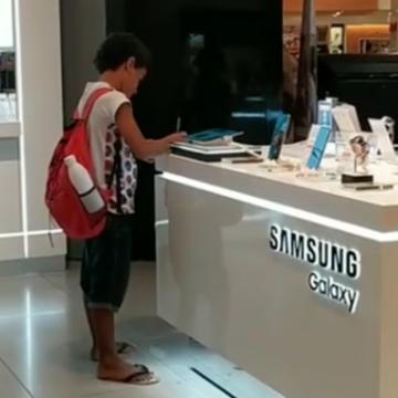Niño que hacía tarea en tienda de centro comercial se vuelve viral