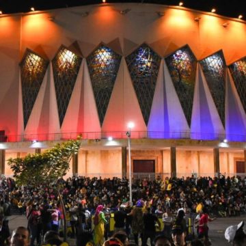 La alegría de los carnavaleros calienta la fría noche de la Lectura del Bando