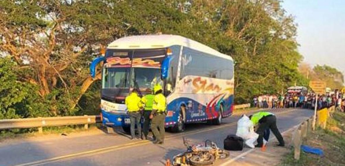 Motocicleta habría invadido carril del bus: hipótesis de accidente en Sabanalarga