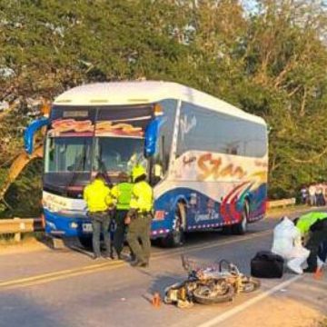 Motocicleta habría invadido carril del bus: hipótesis de accidente en Sabanalarga