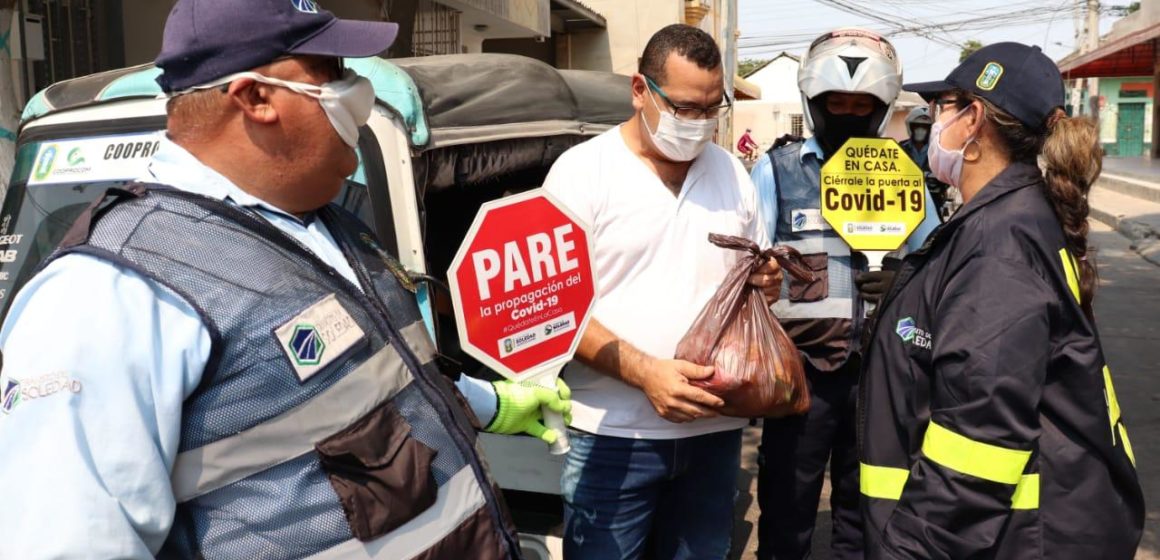 Agentes de Tránsito entregan ayuda alimentaria a mototaxistas y motocarristas en Soledad