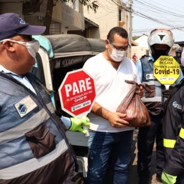 Agentes de Tránsito entregan ayuda alimentaria a mototaxistas y motocarristas en Soledad