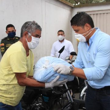 Alcalde de Malambo entrega ayudas humanitarias a detenidos en la Estación de Policía