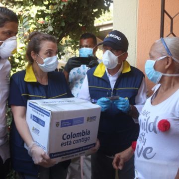 Funcionarios del Gobierno Nacional y el alcalde Rumenigge Monsalve hacen entrega de 197 ayudas humanitarias a adultos mayores de Malambo