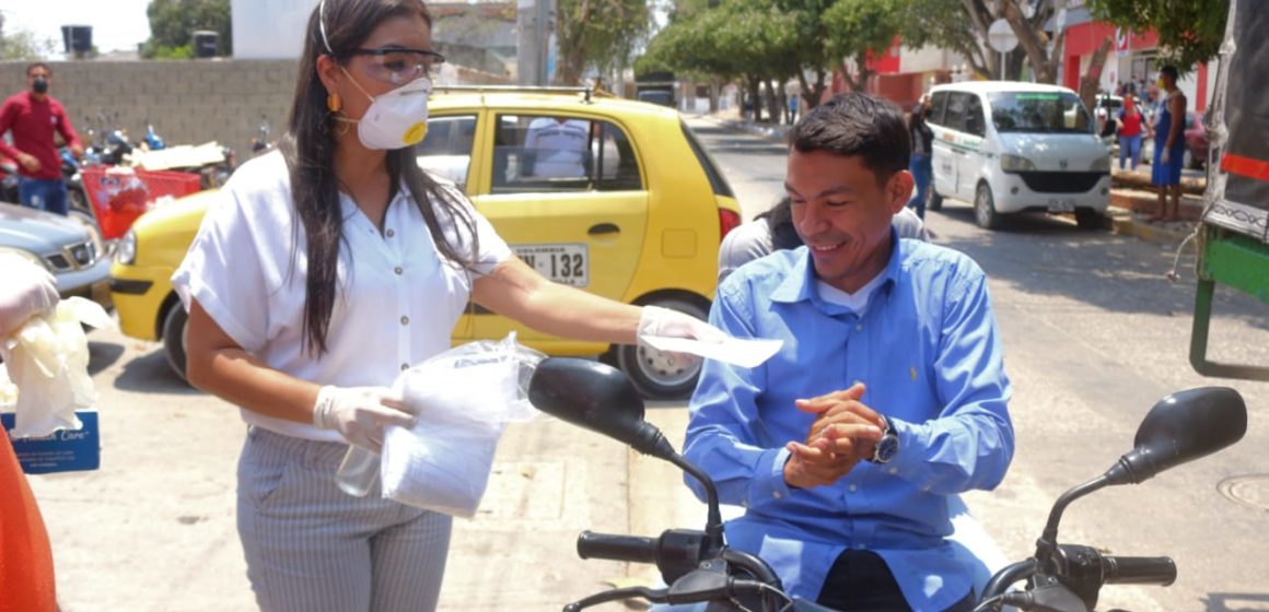 Secretaría de Salud de Malambo continúa con la pedagogía y entrega de elementos de protección a las afueras de supermercados