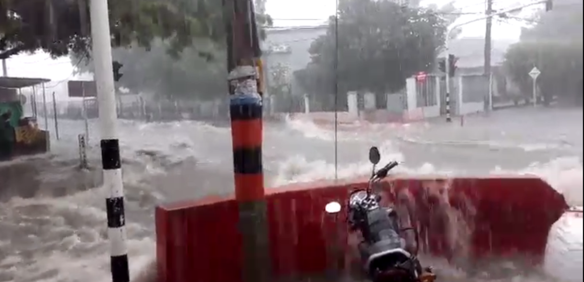 Regresaron emergencias por arroyos en Barranquilla: varios vehículos con ocupantes atrapados