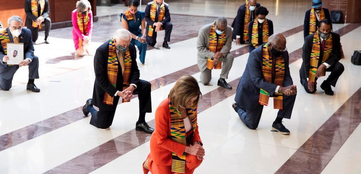 En honor a Floyd, demócratas se arrodillaron durante 9 minutos en el Congreso de EE.UU.
