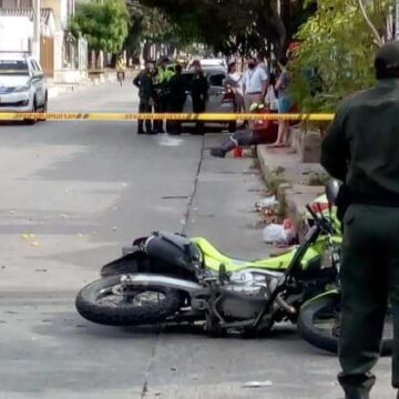Heridos dos policías al estrellarse contra un camión cuando iba a atender un caso en Buena Esperanza