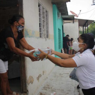 Primera Gestora Social, Ana Monsalve Álvarez, entrega ayudas a familias afectadas en el barrio El Manguito
