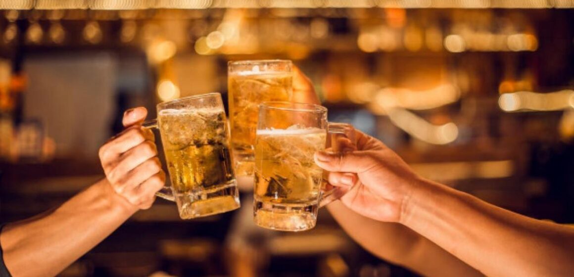 A partir del 1o de septiembre, habrá consumo de licor en bares autorizados para reabrir
