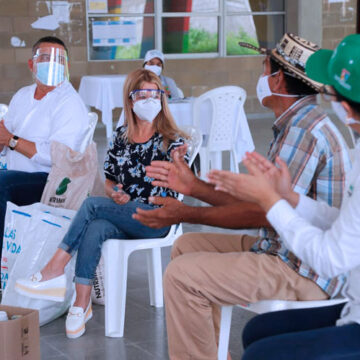 En Juan de Acosta, Gobernadora finaliza maratón de entregas de kits de siembra