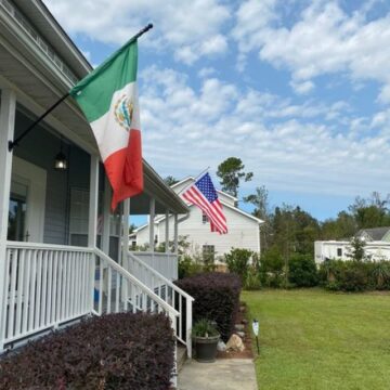 ¿por qué una calle en Carolina del Norte se llenó de banderas mexicanas?