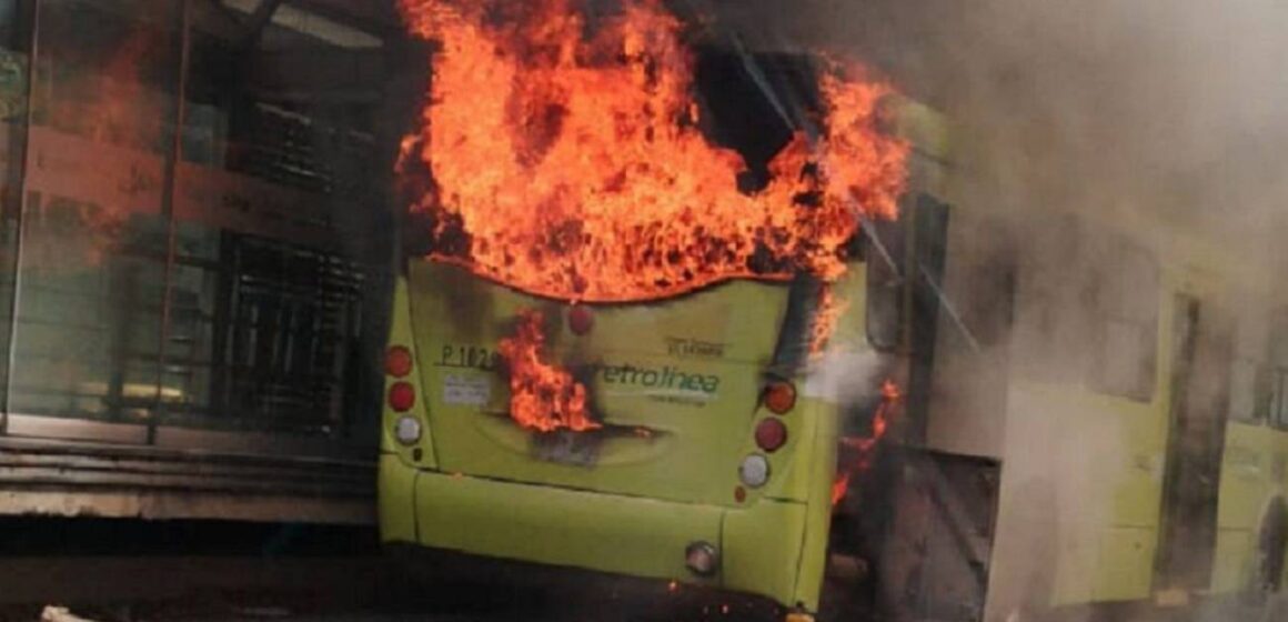 Incendio en bus de metrolinea provocado por una falla mecanica