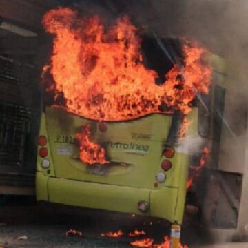 Incendio en bus de metrolinea provocado por una falla mecanica