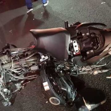 Violento choque de motociclista contra poste, en pique ilegal, dejó sin luz a sector en Las Palmas