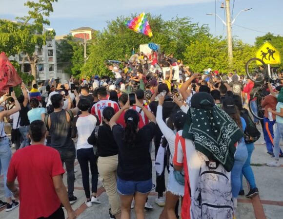 La Estatua De C Colon Frente A La Iglesia Del Carmen En Barranquilla Fue Derribada Hoy Por