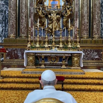 DAN DE ALTA AL PAPA FRANSISCO LUEGO DE 10 DIAS DE SU OPERACION .