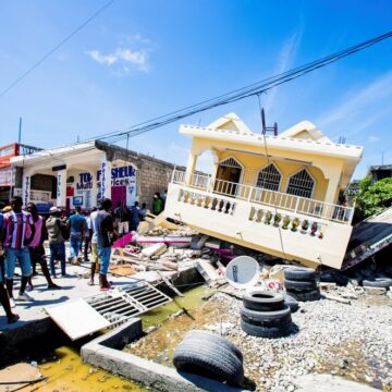 YA SON MAS DE 700 MUERTOS EN EL VIOLENTO TERREMOTO DE HAITI Y SUS REPLICAS.