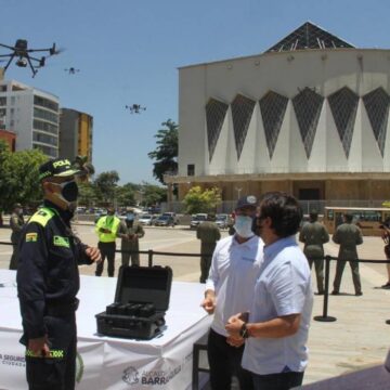 COMANDANTE DE LA POLICIA METROPOLITANA DE BARRANQUILLA AGRADECE DONACION DE DRONES AL ALCALDE PUMAREJO.