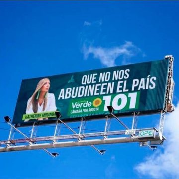 ORDENAN  RETIRAR EL APELLIDO ABUDINEN DE LAS  VALLAS PUBLICITARIAS DE KATHERINE MIRANDA.