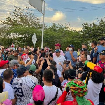 PROTESTAS EN EL PEAJE LOS PAPIROS CONSIGUE QUE SUSPENDAN EL COBRO HASTA NUEVA ORDEN.
