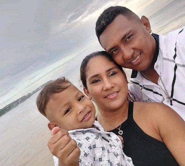 FAMILIARES RESCATAN CUERPO DE NIÑO AHOGADO EN PUERTO COLOMBIA.